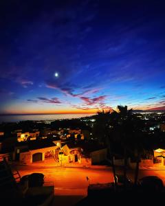 马拉加Ático的夜晚城市与月亮的景观