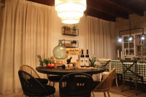 庞特维德拉Hotel a Ecogranxa的用餐室配有桌椅和台灯