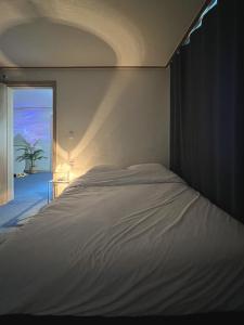 首尔Modern K-style House的卧室设有白色床,享有海景