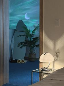 首尔Modern K-style House的一间卧室,上面画着冲浪板和植物
