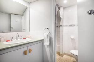 维克多港Nightcap at Hotel Victor的白色的浴室设有水槽和卫生间。