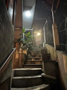 库埃察兰德尔普罗格雷索Posada Quetzalin的一层有灯的楼梯