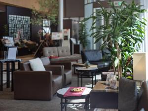 东京东京羽田日航城市酒店 的带沙发、桌子和植物的客厅