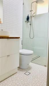 凯阿玛Stay Peachy - Kiama的浴室配有卫生间、淋浴和盥洗盆。