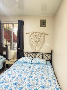 曼努埃尔安东尼奥Agutí Apartment的一间卧室配有一张带蓝色和白色棉被的床