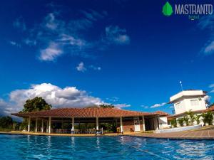 比亚维森西奥Hotel Mastranto的大楼前的游泳池
