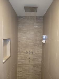 迪娜·瓦皮Aires del Sur的一间铺有瓷砖地板的带淋浴的浴室