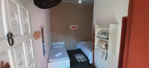 阿拉夏奇巴海滩Pousada da Ponte的小房间,设有床架