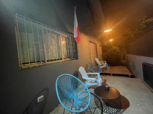 圣地亚哥TQCaleta Providencia Barrio Italia的客房设有椅子、桌子和风扇。