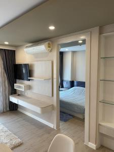 乔木提恩海滩SEVEN SEAS CONDO RESORT的客房设有带一张床和镜子的卧室