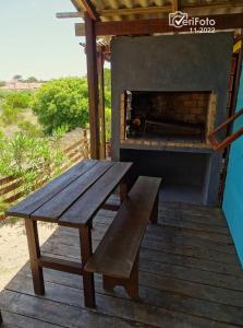 德尔迪阿布罗角UN SUEÑO LOFT的甲板上的野餐桌和户外烤箱