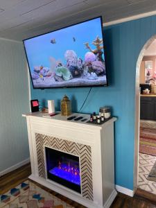 布卢明顿Boho-Chic Travel Pad - Unit 2的客厅设有壁炉,上面配有电视