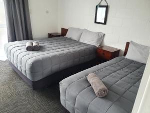 SansonBrooklyne Motel Sanson的卧室内的两张床,配有两个枕头