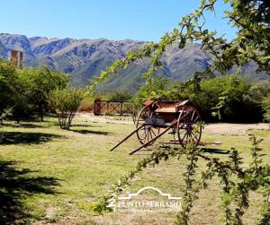 卡皮特里亚Punto Serrano的坐在山地的汽车