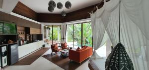 乌布Cahaya Indah Villas的客厅配有沙发、椅子和电视