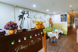 岘港班蒂克酒店的一间设有绿色沙发和桌子的等候室