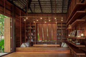 苏梅岛The Spa Resorts - Lamai Village的书架和室内门的图书馆