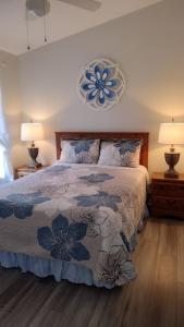 达文波特Renovated 5 Bed/3 Bath Villa的一间卧室配有一张带蓝色和白色棉被的床