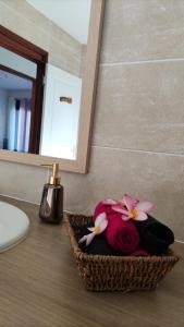 圣路易斯Mon oasis的浴室柜台上装有鲜花篮子