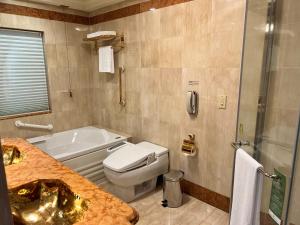 台北台北长荣桂冠酒店的带浴缸、卫生间和盥洗盆的浴室