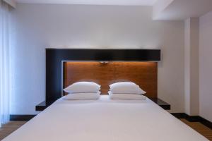布拉格Grand Majestic Hotel Prague的一张带两个枕头的大白色床