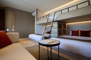 广岛FAV HOTEL Hiroshima Heiwa Odori的一间卧室配有两张床和一张双层床。