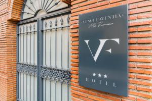 韦托塔哈尔VESCI FAVENTIA的砖砌建筑边的标志,带有窗户