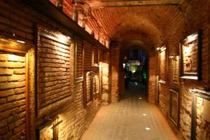 布拉索夫Casa Albert Boutique & Restaurant的一条小巷,有一座古老的砖砌建筑