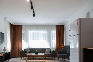 安塔利亚Magesa Terra Apart的客厅配有沙发、两把椅子和一张桌子