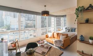 香港Weave Suites - Central West的客厅设有床和大窗户