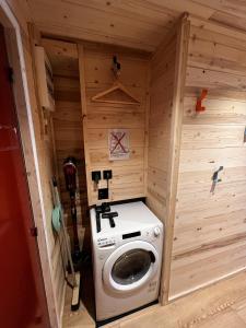 葱仁谷Les appartements Makalu Val Thorens的小木屋内的洗衣机和烘干机
