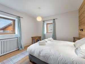 PrarangerChalet Saint-Martin-de-Belleville, 6 pièces, 12 personnes - FR-1-570-30的卧室设有一张白色大床和一扇窗户。