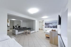 杜塞尔多夫T&K Apartments - Dusseldorf - 2 rooms - Ground floor的客厅配有沙发和桌子