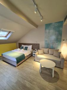 贝尔格莱德加尼D10酒店的一间卧室配有一张床、一张沙发和一张桌子