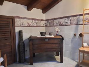 拉奎拉Amaranto99的客房内的木桌浴室
