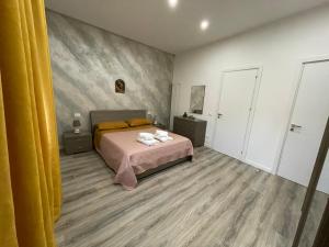 巴勒莫Dimora del Buongustaio的一间卧室配有床和黄色窗帘