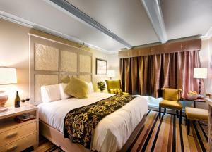 史凯威斯卡圭韦斯特马克酒店的酒店客房,配有一张床、一张桌子和椅子