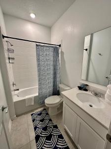 达文波特Grand Family Deluxe 4BR House near Disney Parks的一间带水槽、卫生间和淋浴的浴室