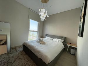 阿布扎比Smart Living Apartment的卧室床上的泰迪熊