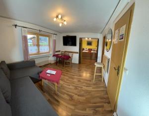 柯尼希斯湖畔舍瑙酒店 - 西尔维亚膳食公寓的客厅配有沙发和桌子