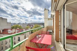 布洛涅-比扬古New ! Cosy Apt, ideal couple centre de Boulogne的市景阳台的红色桌子