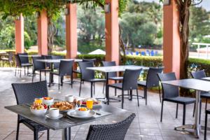 阿查拉维开元度假酒店的庭院里配有桌椅和食物