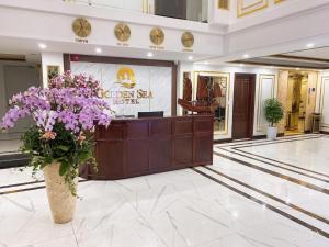 下龙湾Golden Sea HaLong Hotel的大堂设有前台,鲜花紫色