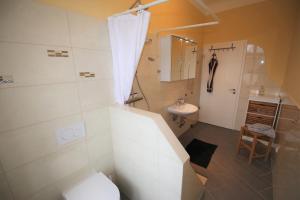 吕贝克霍华特庄园公寓的一间带卫生间和水槽的浴室