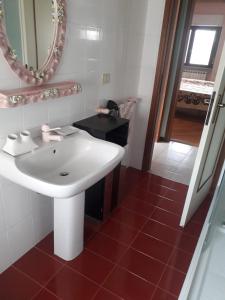 阿韦扎诺Residence Claudia的浴室设有白色水槽和镜子
