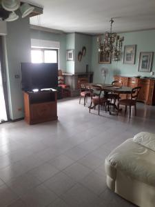 阿韦扎诺Residence Claudia的客厅配有电视和桌椅
