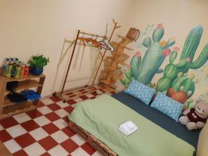 头顿Homestay Gác Mơ Vũng Tàu的卧室配有一张壁挂着仙人掌壁画的床