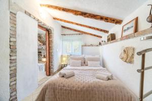 苏佩塔尔Holiday Home Gabelot的一间设有一张大床的卧室,位于白色墙壁的房间