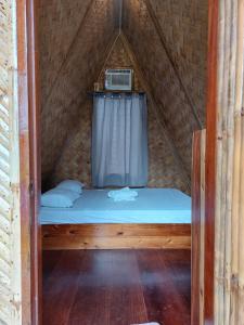 圣维森特罗素广场旅舍的蒙古包内的一张小床,设有一个窗口