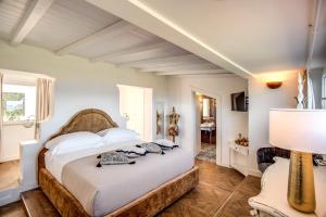 布拉恰诺Vigna Caio Relais & Spa的一间卧室,卧室内配有一张大床